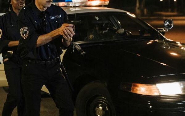 Homem que teve casa invadida pela polícia por engano será indenizado pelo Estado