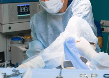 Justiça determina que empresas custeiem cirurgia após ruptura de prótese mamária