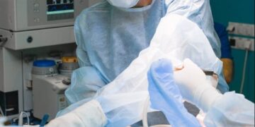 Justiça determina que empresas custeiem cirurgia após ruptura de prótese mamária