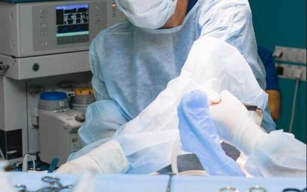 Justiça determina que empresas custeiem cirurgia após ruptura de prótese mamária