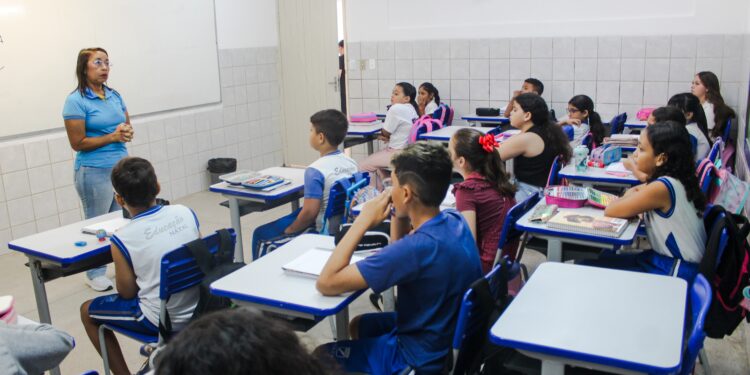 Prefeitura do Natal antecipa 40% do 13º salário para professores da rede municipal