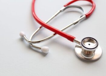 Justiça condena plano de saúde a custear medicamento e indenizar paciente com dermatite atópica