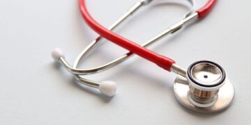 Justiça condena plano de saúde a custear medicamento e indenizar paciente com dermatite atópica