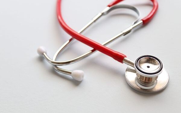 Justiça condena plano de saúde a custear medicamento e indenizar paciente com dermatite atópica