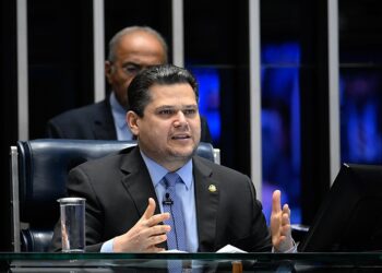 PEC da escala 6×1 não irá diretamente para o Plenário do Senado, diz Davi