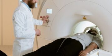 Paciente com câncer será indenizado e terá exame custeado por plano de saúde
