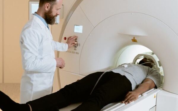 Paciente com câncer será indenizado e terá exame custeado por plano de saúde