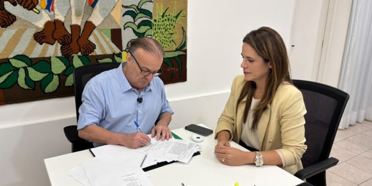 Paulinho Freire assina ordem de serviço para pavimentação de ruas nos bairros Planalto e Potengi