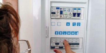 Mãe de três filhos com deficiência será indenizada após esperar quase 10 meses por ligação de energia elétrica