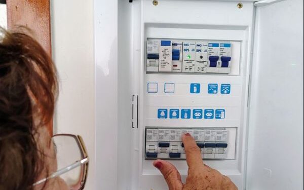 Mãe de três filhos com deficiência será indenizada após esperar quase 10 meses por ligação de energia elétrica
