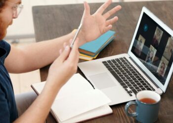 Aluno será indenizado por plataforma após falhas em oferta de curso e recusa em rescindir contratode ensino