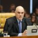 Moraes suspende visitas de Flávio a Bolsonaro na prisão domiciliar