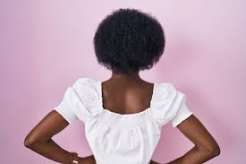 Empresa é condenada por comentários humilhantes sobre cabelo crespo de empregada negra