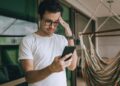 Loja é condenada a trocar celular com defeito e indenizar consumidor por negar nota fiscal