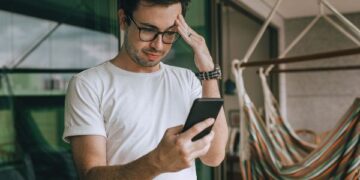 Loja é condenada a trocar celular com defeito e indenizar consumidor por negar nota fiscal