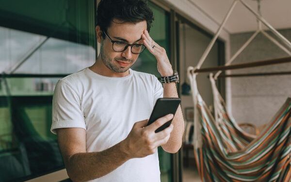 Loja é condenada a trocar celular com defeito e indenizar consumidor por negar nota fiscal