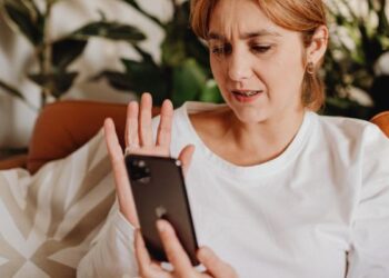 Operadora é condenada a indenizar casal em R$ 8 mil por falhas em serviços de telefonia e internet