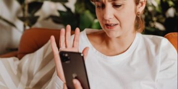 Operadora é condenada a indenizar casal em R$ 8 mil por falhas em serviços de telefonia e internet