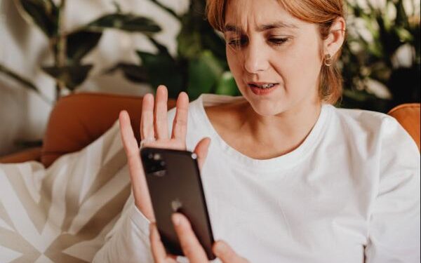 Operadora é condenada a indenizar casal em R$ 8 mil por falhas em serviços de telefonia e internet