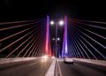 Ponte Newton Navarro recebe iluminação azul e vermelha em apoio à campanha de saúde vascular