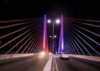 Ponte Newton Navarro recebe iluminação azul e vermelha em apoio à campanha de saúde vascular