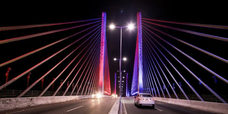 Ponte Newton Navarro recebe iluminação azul e vermelha em apoio à campanha de saúde vascular