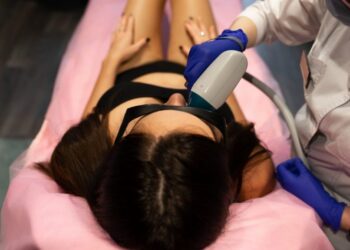 Justiça determina distância mínima após cliente agredir funcionária de clínica de depilação a laser em Natal