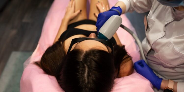 Justiça determina distância mínima após cliente agredir funcionária de clínica de depilação a laser em Natal