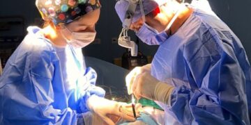 Justiça determina que plano de saúde autorize cirurgia de criança após demora na resposta