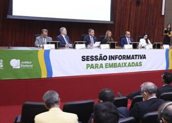Presidente do TSE defende urna eletrônica em reunião com embaixadores