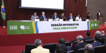 Presidente do TSE defende urna eletrônica em reunião com embaixadores