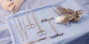 Complicação após cirurgia resulta em determinação judicial de custeio de novo procedimento pelo Estado