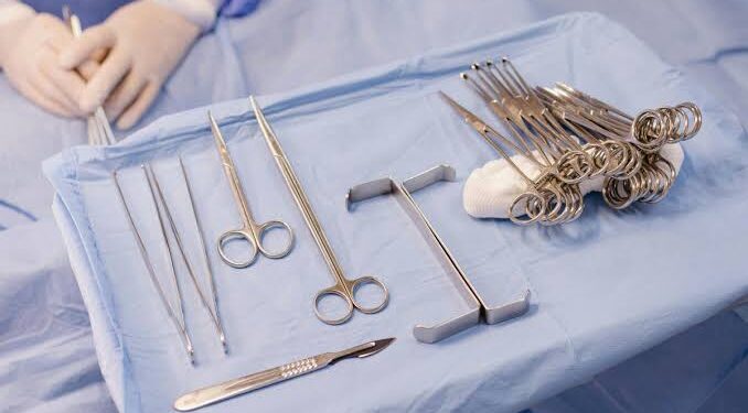 Complicação após cirurgia resulta em determinação judicial de custeio de novo procedimento pelo Estado