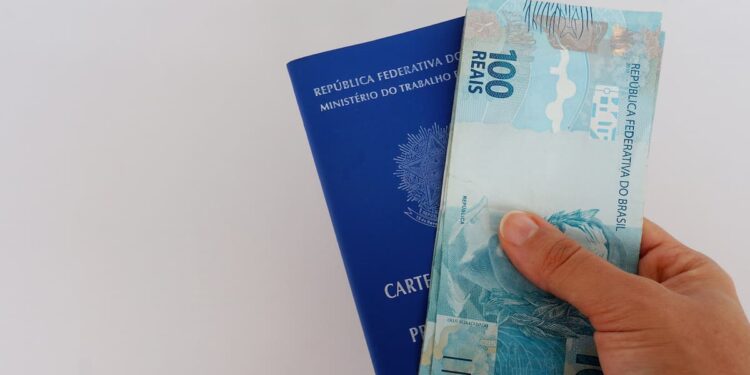 Salário mínimo deverá subir para R$ 1.741 em 2027