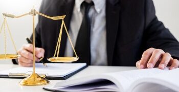 Empregado consegue dano moral por preconceito racial ao ser ligado a mau cheiro