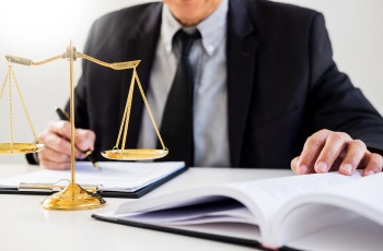 Empregado consegue dano moral por preconceito racial ao ser ligado a mau cheiro