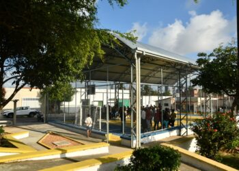 Prefeitura do Natal reinaugura quadra poliesportiva de Santos Reis com investimento de R$ 489 mil
