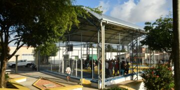 Prefeitura do Natal reinaugura quadra poliesportiva de Santos Reis com investimento de R$ 489 mil