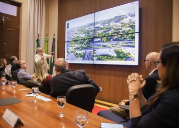 Prefeitura apresenta proposta para o Parque Linear de Capim Macio à imprensa e autoridades