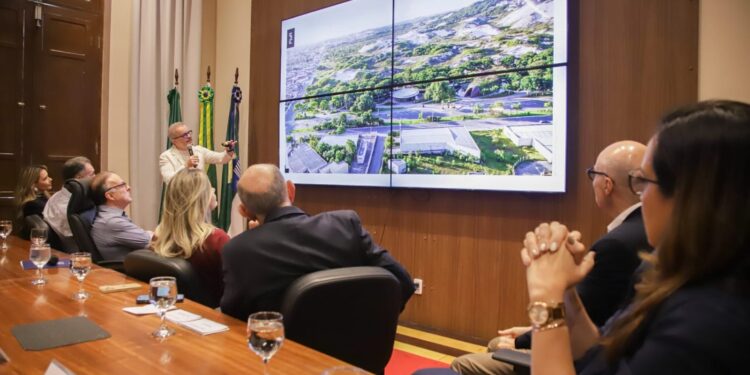 Prefeitura apresenta proposta para o Parque Linear de Capim Macio à imprensa e autoridades