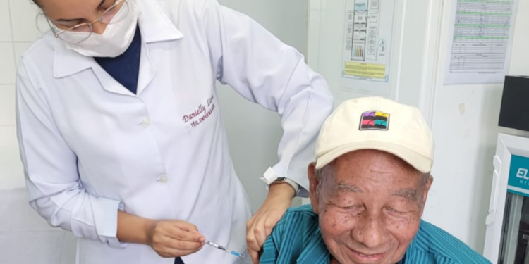 Pessoas com 85 anos ou mais passam a receber a vacina Pneumo 20 em Natal