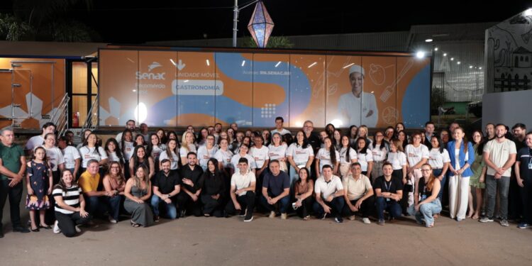 Alunos qualificados pela Unidade Móvel de Gastronomia recebem certificados em São Miguel