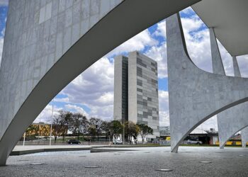 Executivo envia Orçamento de 2027 ao Congresso com mínimo de R$ 1.741