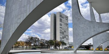Executivo envia Orçamento de 2027 ao Congresso com mínimo de R$ 1.741