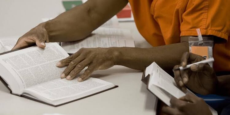 Remição de pena por curso a distância sem vínculo com unidade prisional é afastada pelo TJ/RN