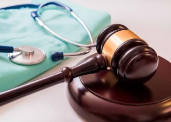 Plano de saúde é condenado a custear mamoplastia redutora e indenizar paciente por negativa de cobertura