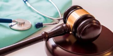 Plano de saúde é condenado a custear mamoplastia redutora e indenizar paciente por negativa de cobertura