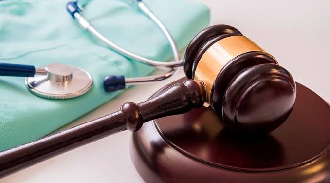 Plano de saúde é condenado a custear mamoplastia redutora e indenizar paciente por negativa de cobertura