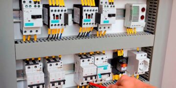Mulher cobrada indevidamente após erros na leitura de energia elétrica será indenizada em Natal