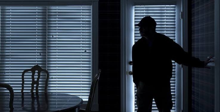 Homem é condenado por invadir residência da ex-companheira e ameaçá-la com simulacro de arma de fogo